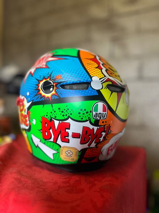 Um capacete para venda