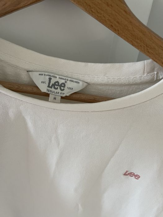 Biala bluza lee