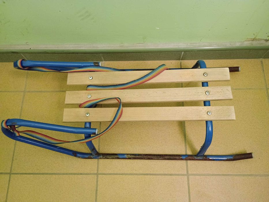 Metalowe sanki, drewniane siedzisko