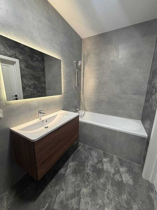 Продам кутовий таунхаус з дизайнерським ремонтом в самому центрі Бучі