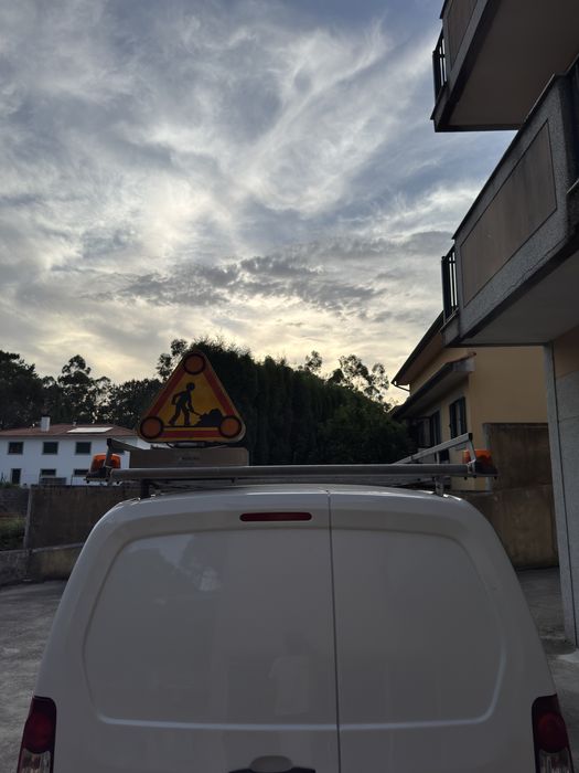 Barras com rotativos e sistema elétrico para levantar placa de sinalização luminosa