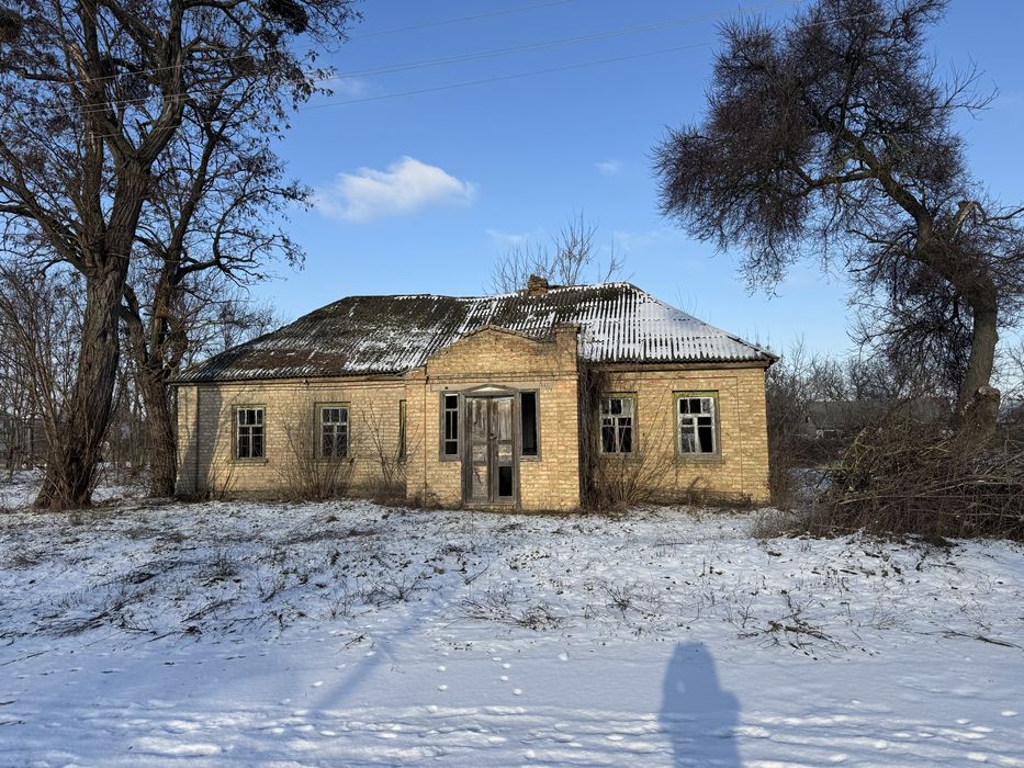 Продається земельна ділянка з будинком в с. Медведівка