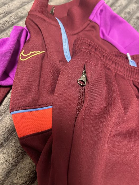 Dres dla dziewczynki 122-128 idealny stan NIKE