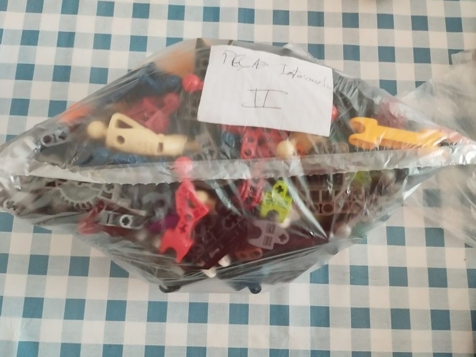 peças de bionicle e lego