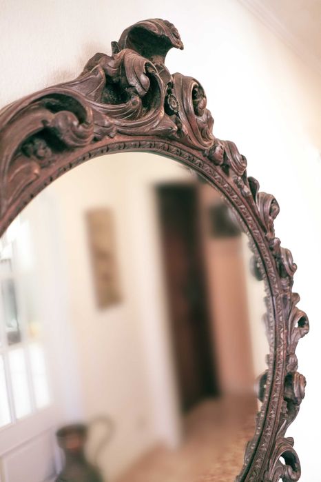 Credência de madeira com tampo em mármore e espelho