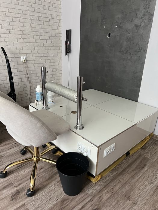 Podest do pedicure z podnóżkiem i gniazdkami – stanowisko kosmetyczne