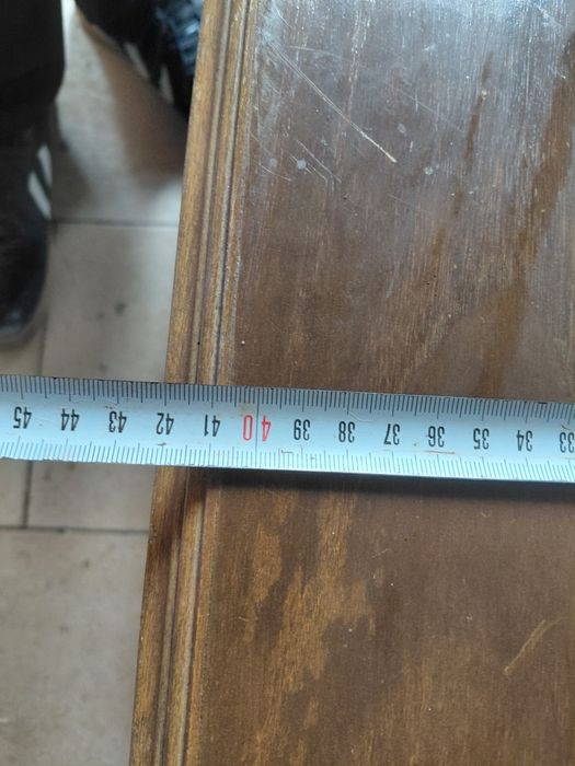 Mesinha antiga pequena de madeira com pequenas marcas de uso 25€