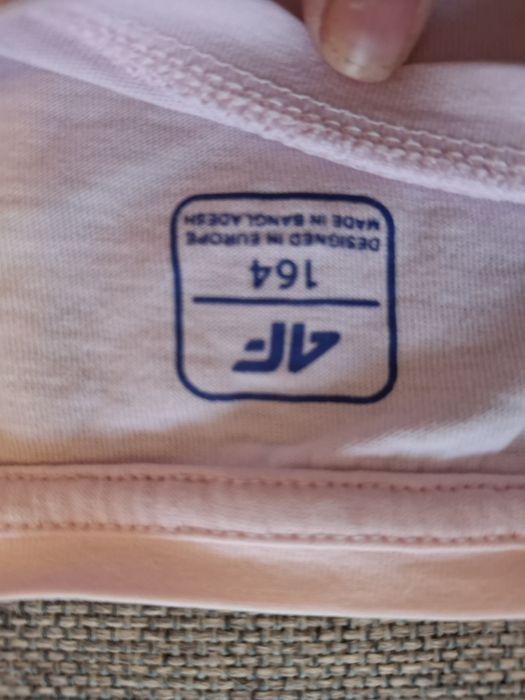 r158 4F pudrowy róż tshirt z nadrukuem