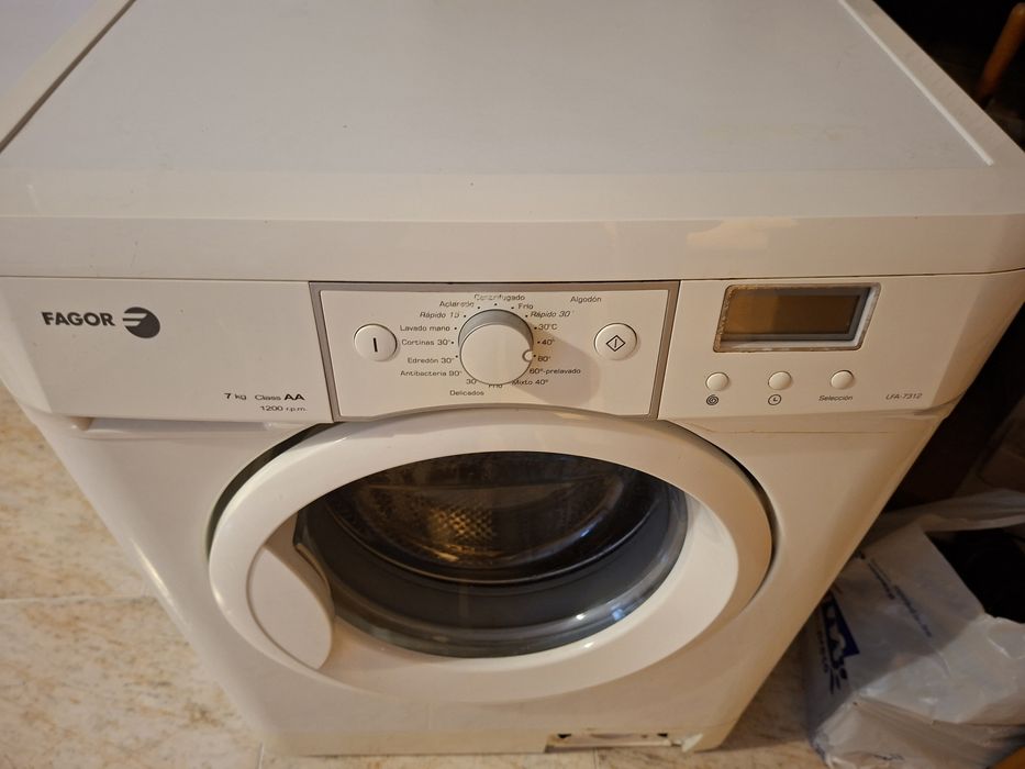 Maquina de lavar roupa usada a funcionar