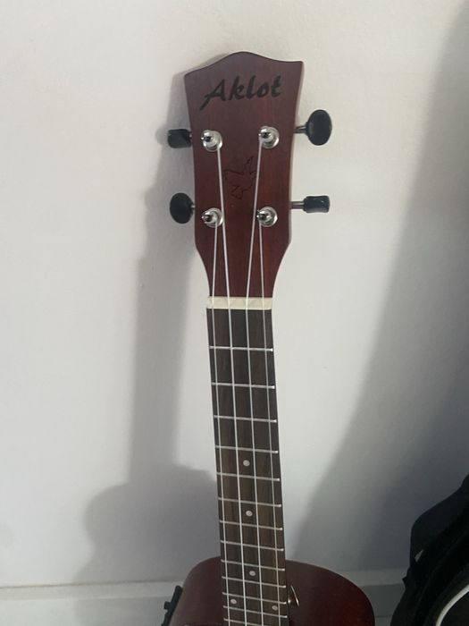Ukulele giatara .