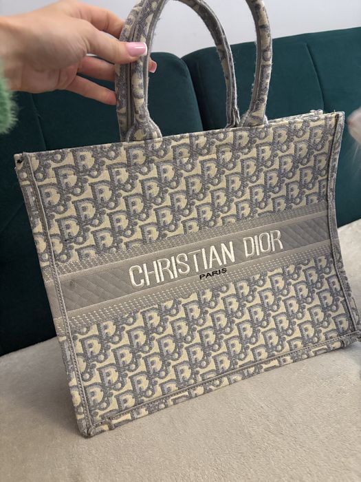 Shopperka na zakupy Christian Dior