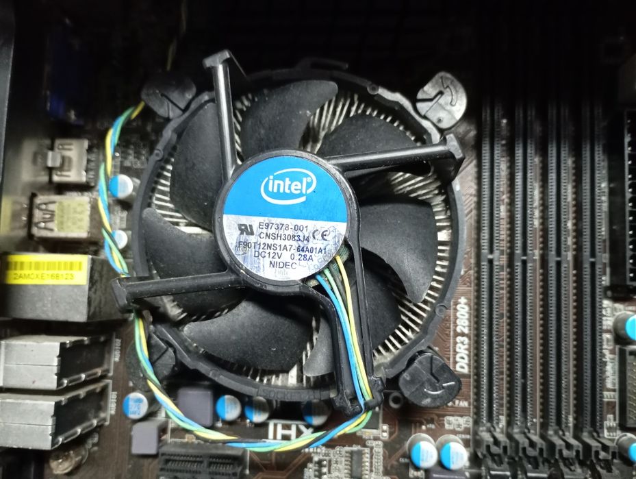 PC torre com disco e borde