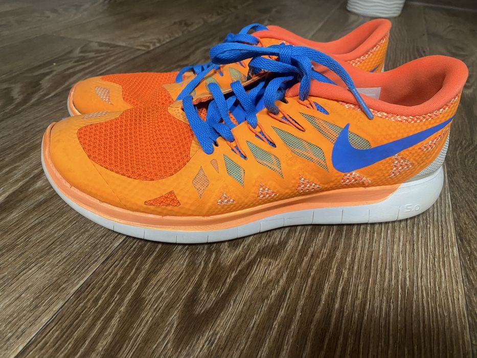 Спортивне взуття (кросівки)