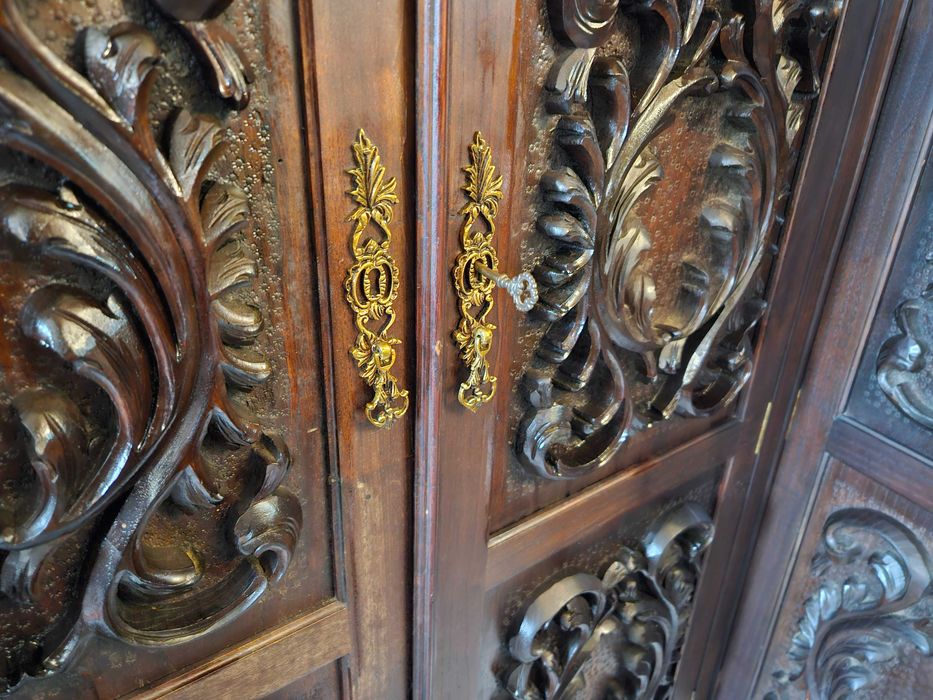 Enormíssimo roupeiro antigo em madeira maciça trabalhada - óptim