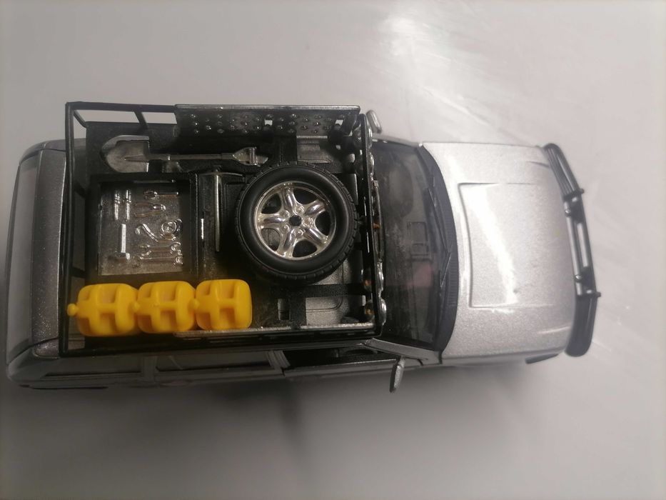 машинка Land Rover Range Rover 2001 1/26 Bburago