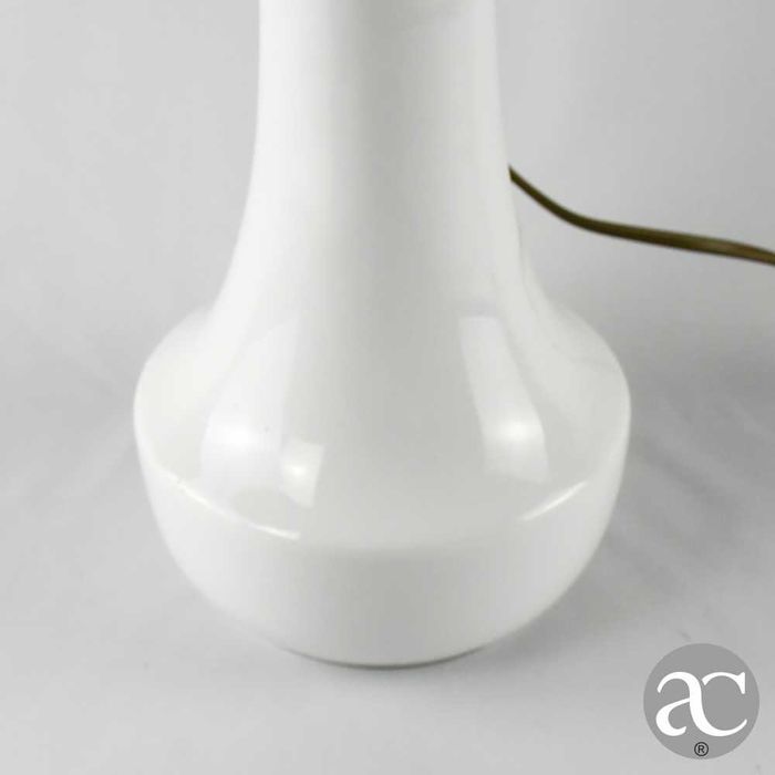 Candeeiro em porcelana branca e metal eletrificado