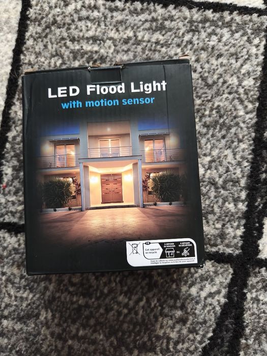 Lampa LED z czujnikiem ruchu