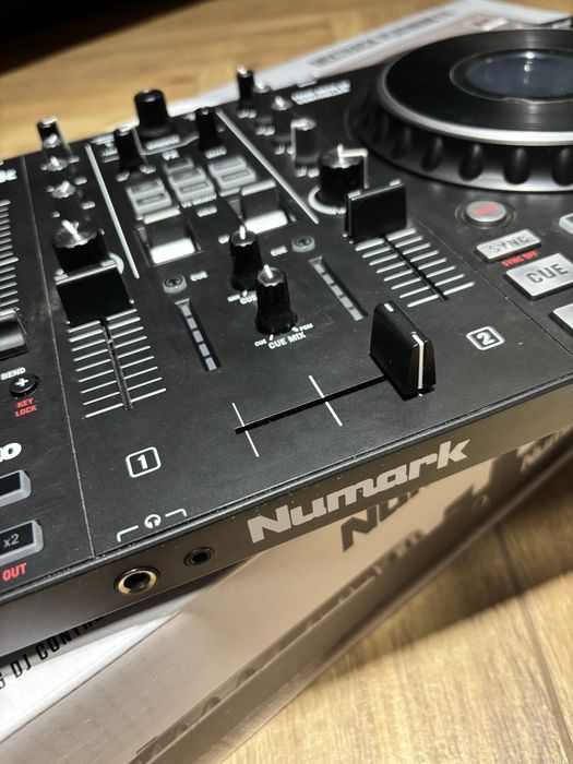 Numark mixtrack platinum FX kontroler DJ