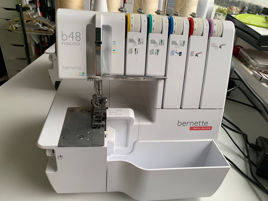 Maquina de costura corta e cose