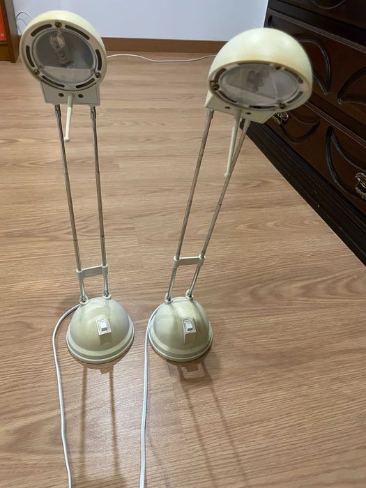 Dois candeeiros de escritório