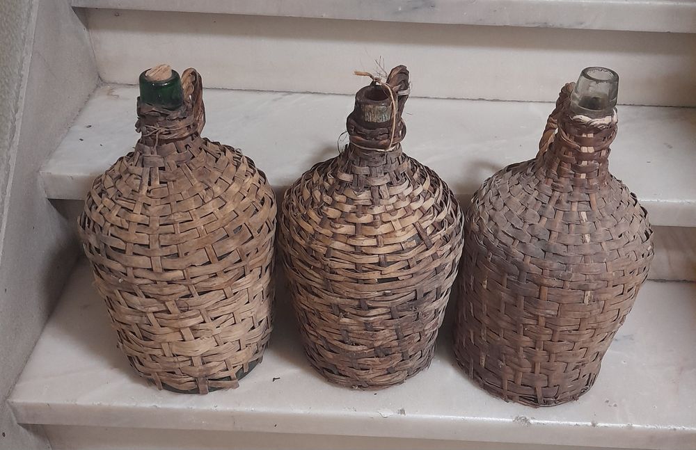 Garrafões vintage empalhados