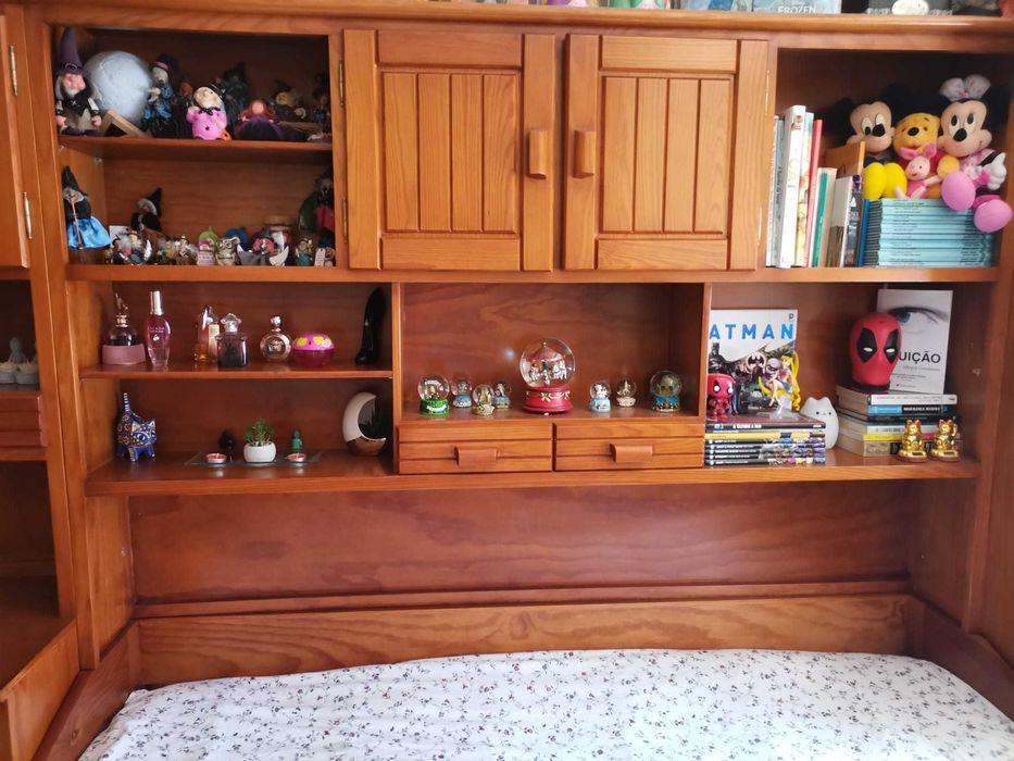 Armário em MADEIRA com cama