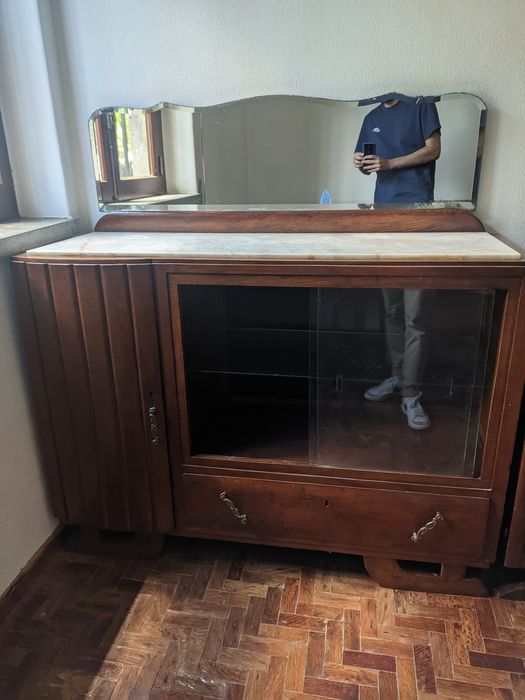 Móvel de sala com pedra mármore e espelho