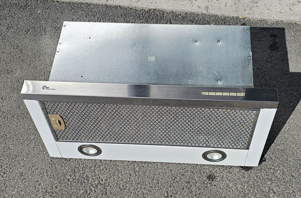 Okap kuchenny pod zabudowę z oswietleniem