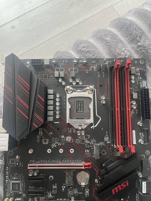 Материнська плата MSI MPG Z390 Gaming Plus - погнуті піни сокета