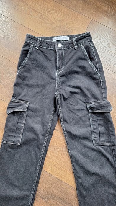 Czarne spodnie cargo, bojówki Bershka
