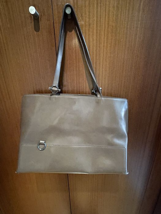 Carteira senhora Furla cor castanho em muito bom estado.