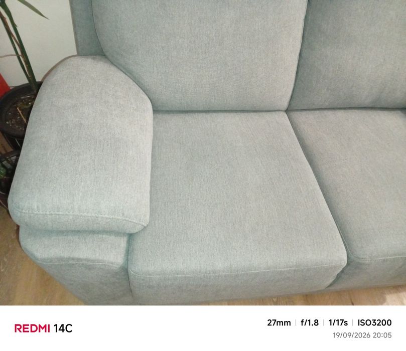 Vendo sofá de 2 lugares, cor cinza.