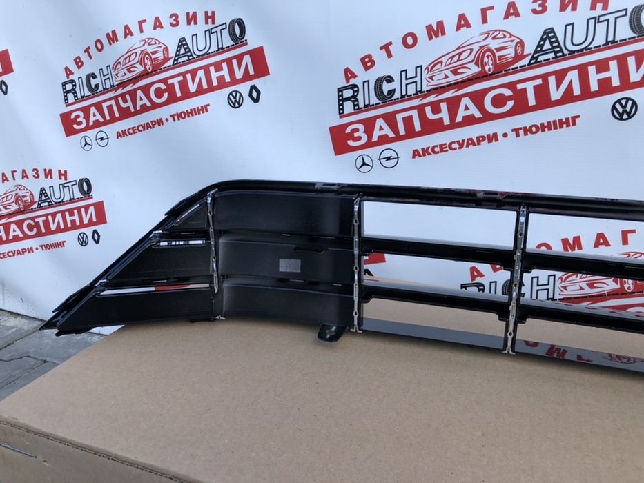 Решотка бампера Volkswagen Passat B8 R line USA 2016-