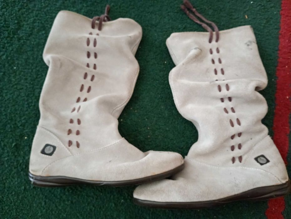 Botas Femininas Bege Cano Médio – Super Versáteis