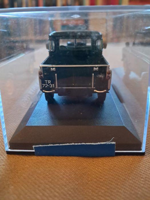 Land Rover pickup 1:43