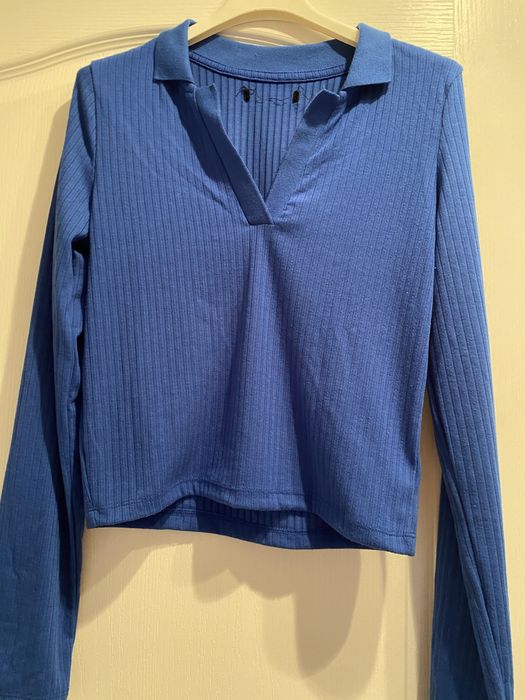 Niebieski sweter typu polo