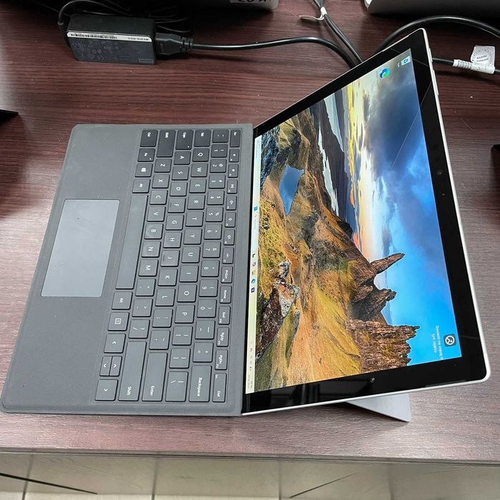 Microsoft Surface Pro 5 + Klawiatura i5 7GEN 256 SSD 12" Srebrny Kl. A