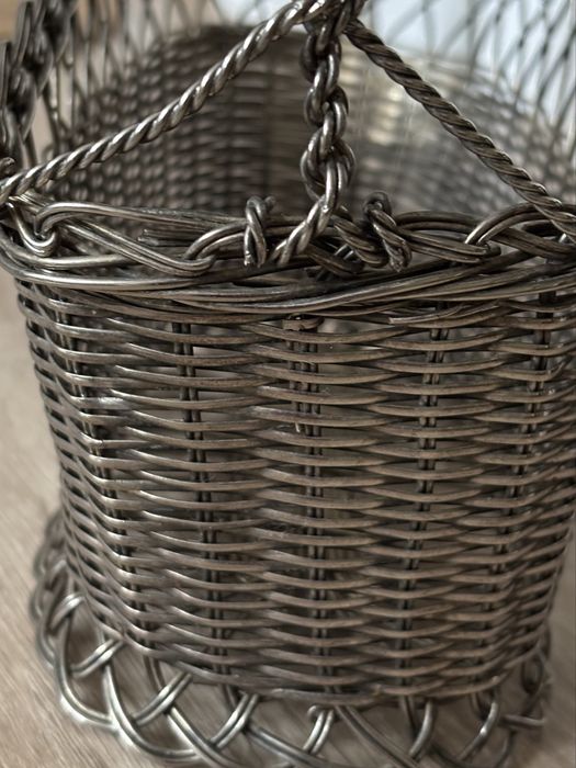 Metalowy koszyk do serwowania wina