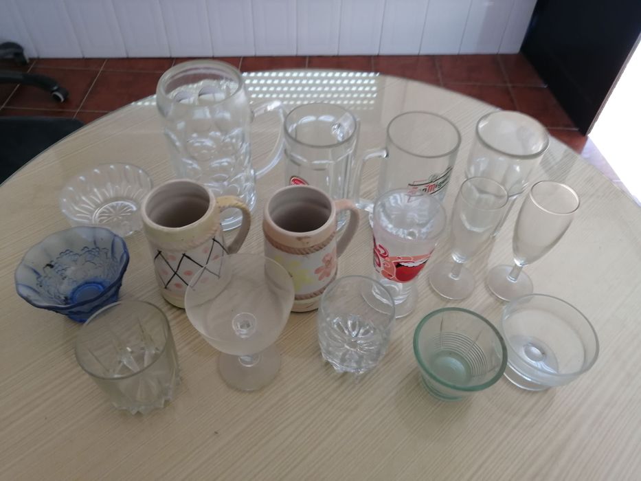 caixote com 16 canecas e copos