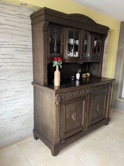 Kredens z okresu międzywojennego dębowy drewniany i fornirowany.