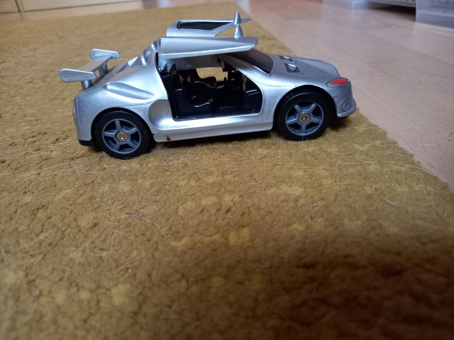 Srebrny samochód zabawka