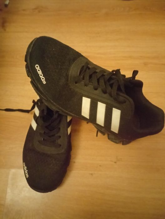 Tênis adidas de cor preta