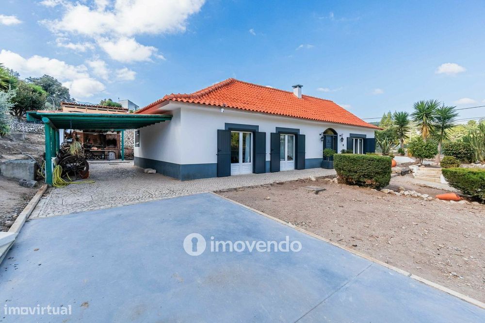 Quinta T3 isolada, com 14.500m² de terreno e piscina, em Loures