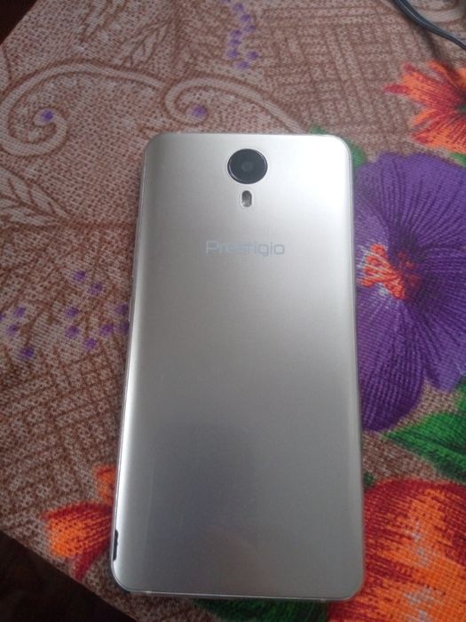 Сенсорний телефон prestigіо 7