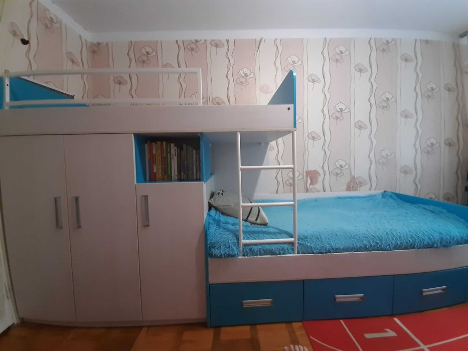 Дитяче двоповерхове ліжко