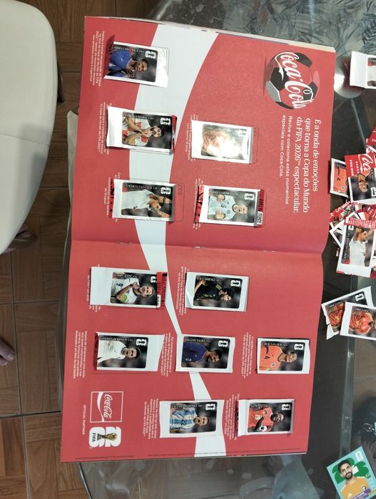 Cromos coca cola das garrafas de 500ml  é edição espanhola 3€ cada se levas mais podemos negociar se cortares na médida certa ele cabe perfeito