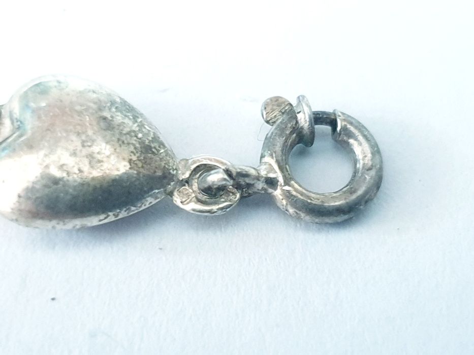 Encantadora pulseira de corações vintage em prata contrastada