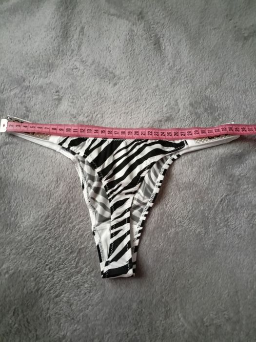Nowe stringi z kryształkami XL w zebrę