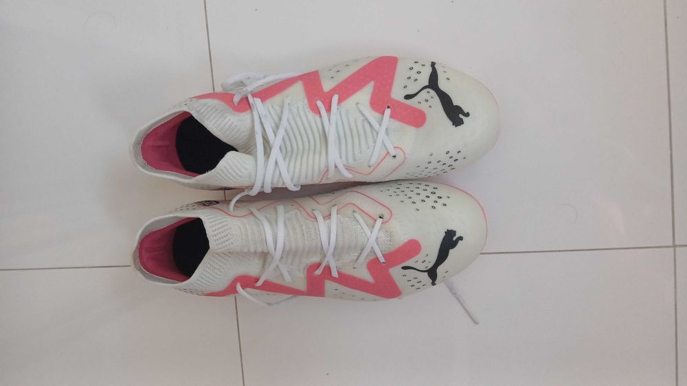 Tenis de futebol 35 e 36 menino, pouco uso