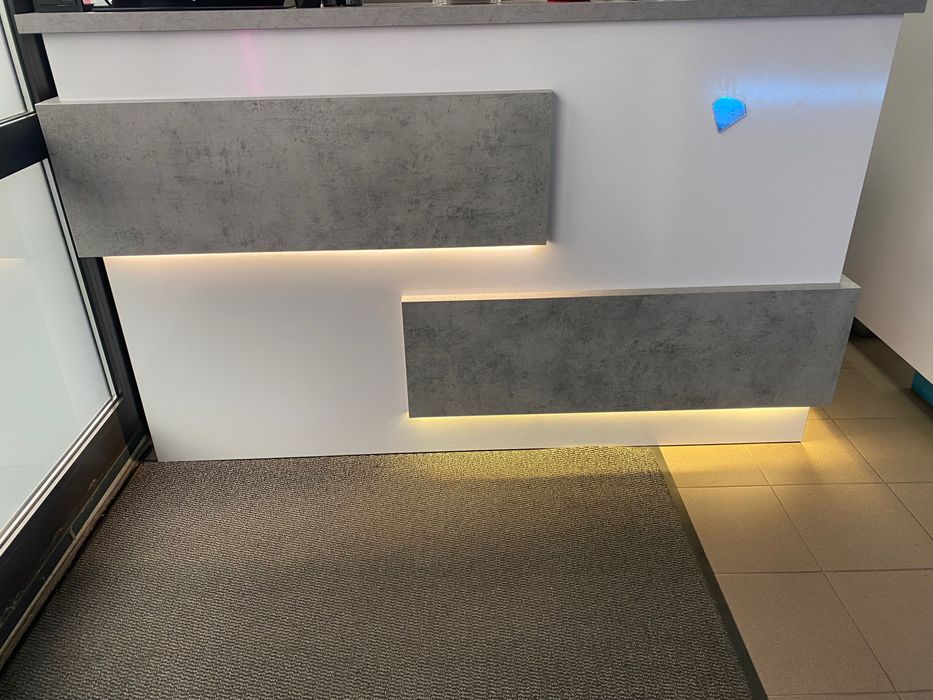 Nowoczesna podświetlana lada  recepcję